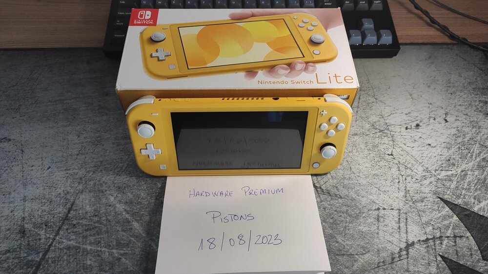 nintendoswitchlite.thumb.jpg.a3b929742b04225376b6ec326c6f6967.jpg